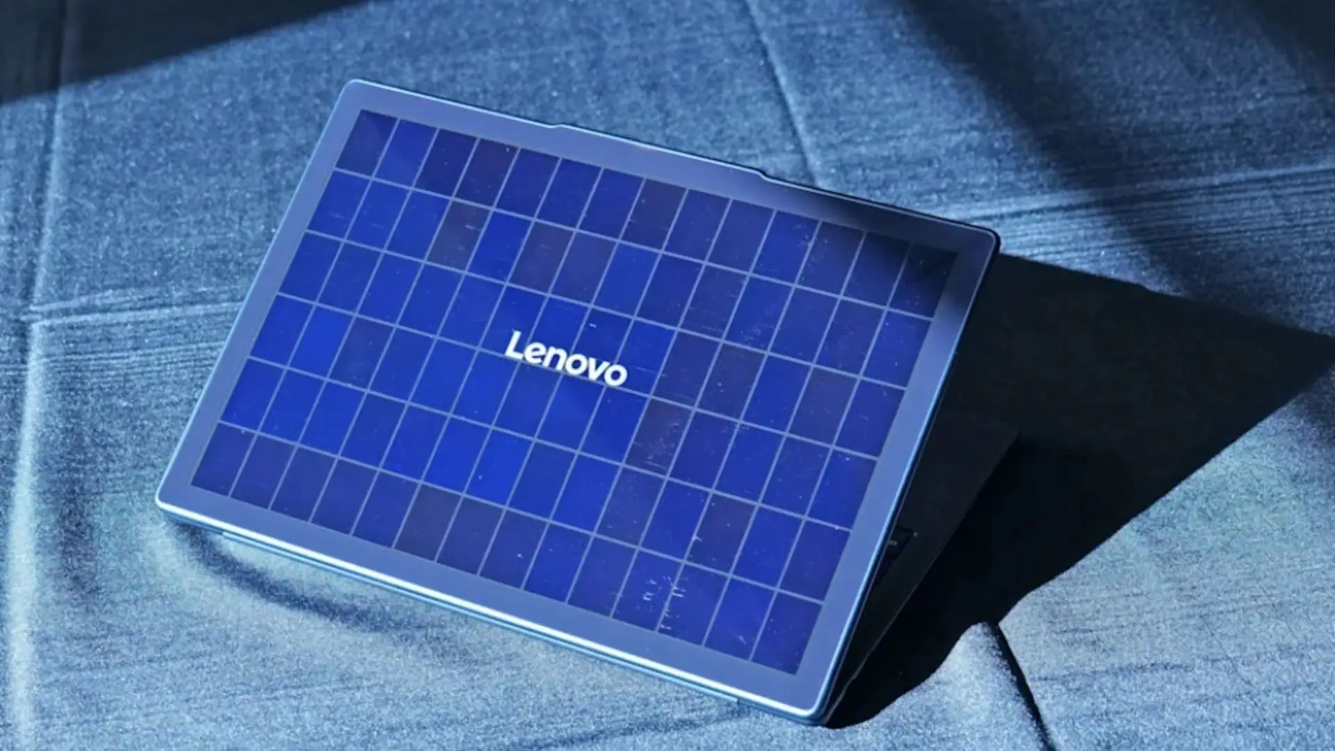 Yoga Solar gây ấn tượng với công nghệ sạc bằng năng lượng mặt trời