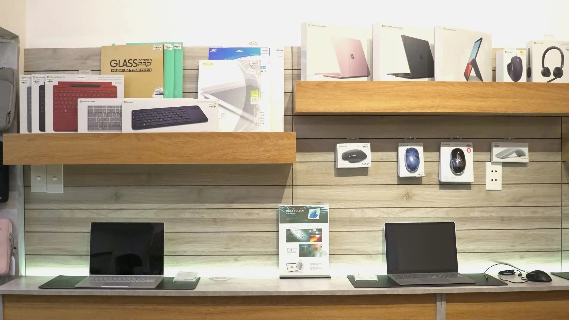 Surface Laptop 7 13.8 inch Snapdragon X Plus/16GB/256GB (Refurbished) 17 Không gian trải nghiệm tại NewTechShop