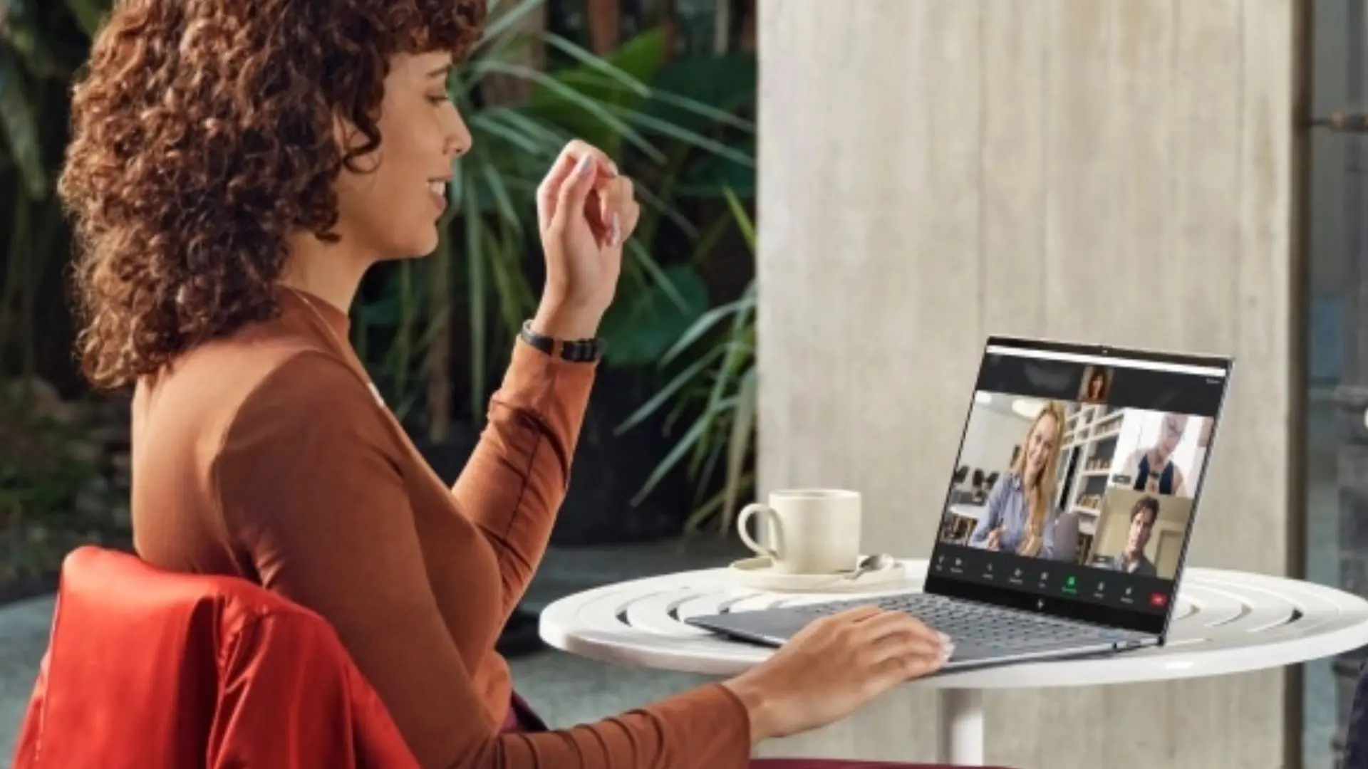 HP Omnibook X 14 có thời lượng pin vượt trội hơn Surface Laptop 7