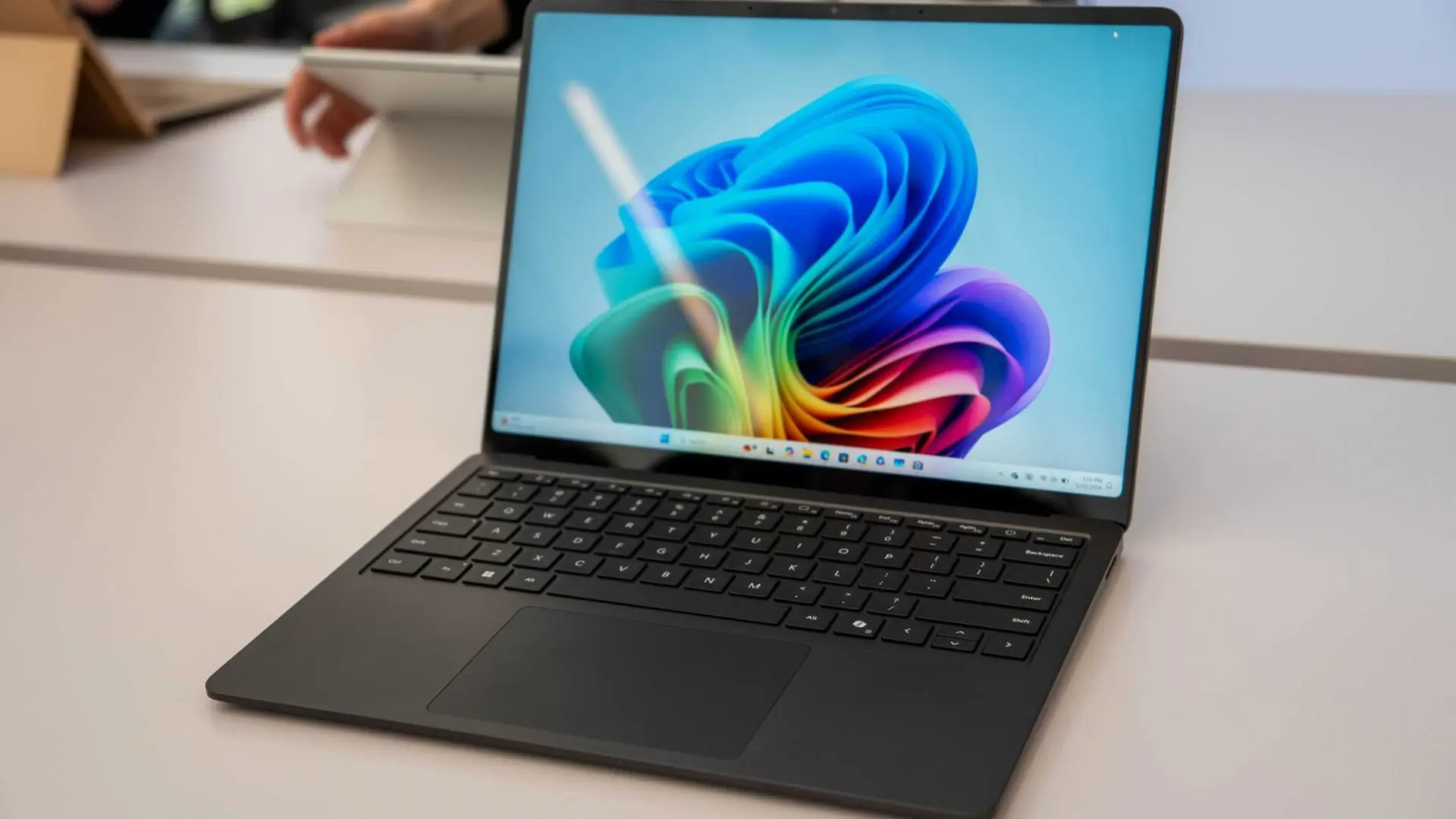 HP Omnibook X 14 và Surface Laptop 7 đều được trang bị công nghệ bảo mật tiên tiến