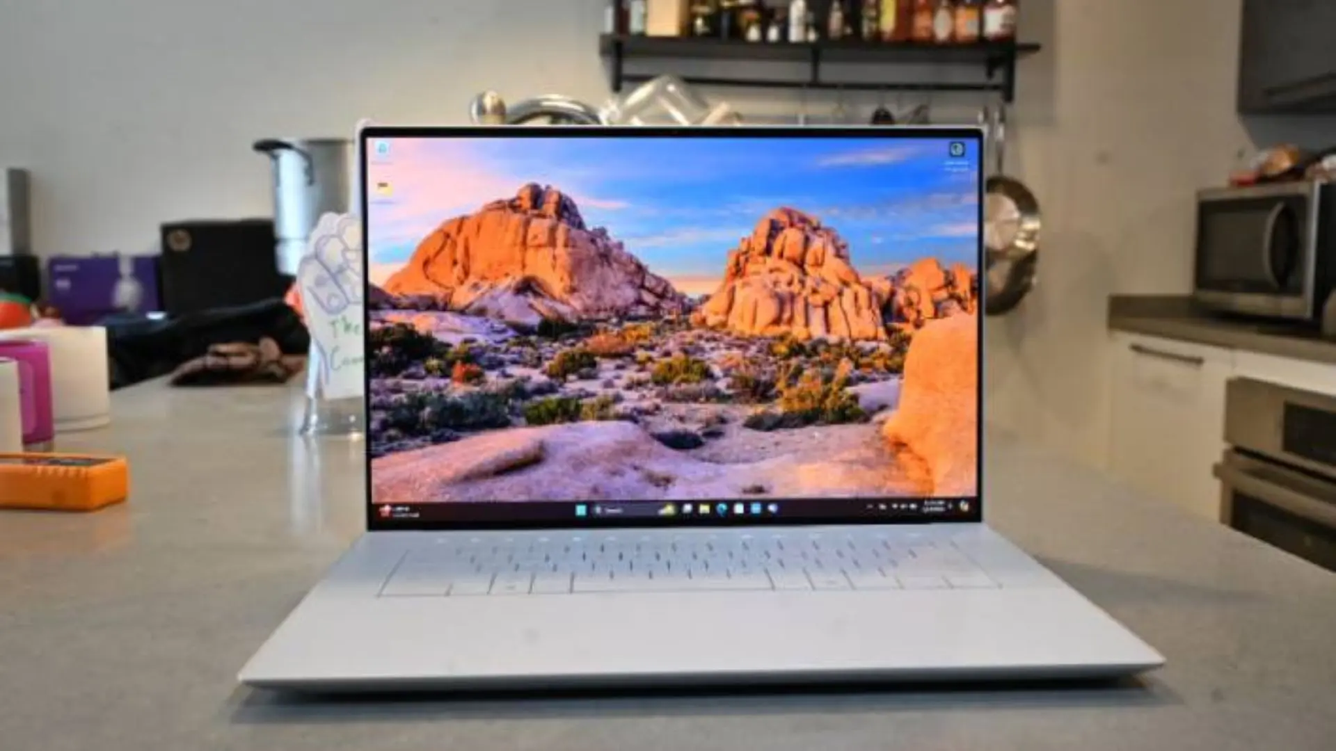 So sánh Surface Laptop 7 và Dell XPS 16: Ultrabook nào đáng mua? 8 Dell XPS 16 có thời lượng pin vượt trội hơn Surface Laptop 7