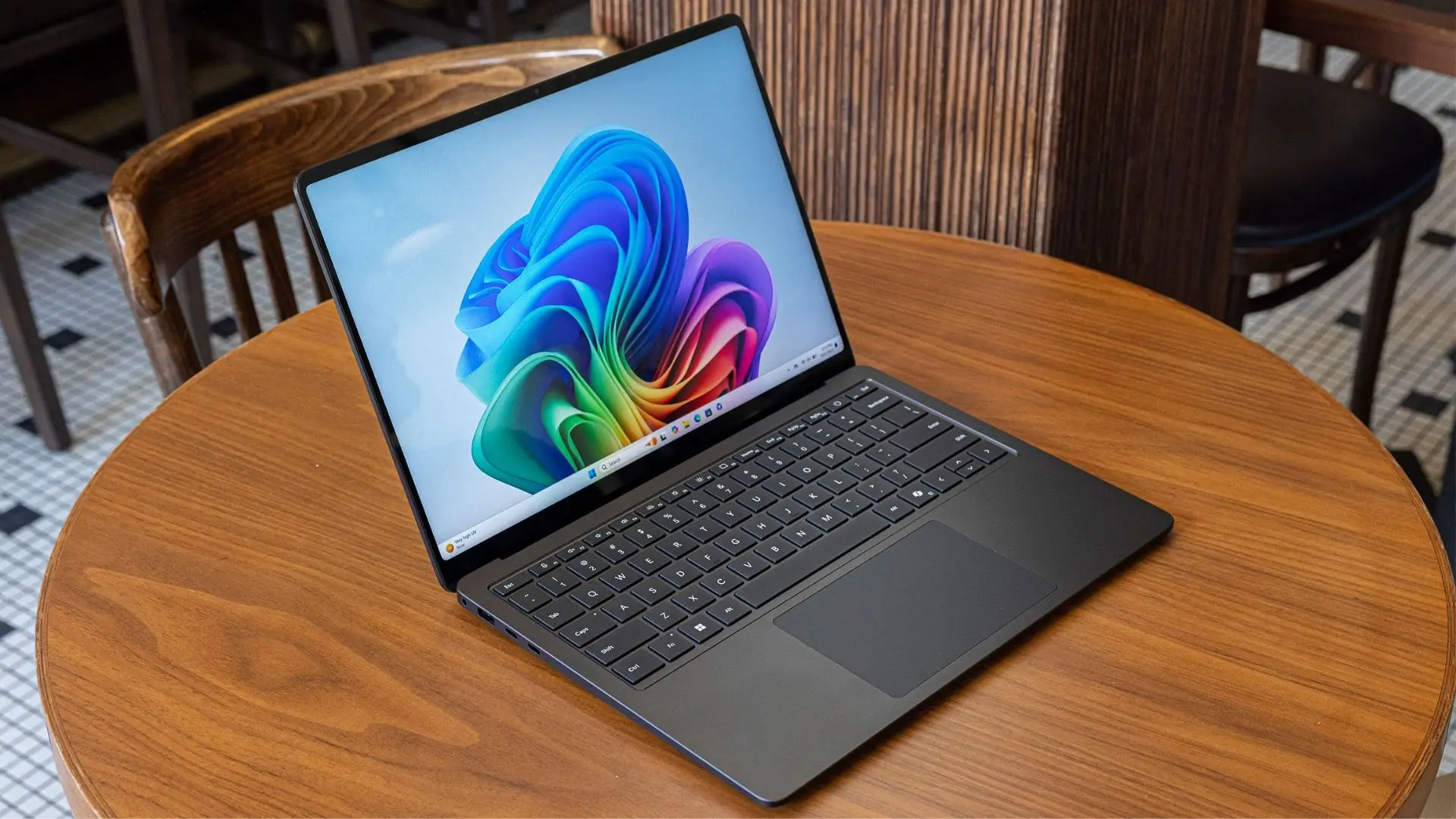 Surface Laptop 7 có thời lượng pin lâu dài sử dụng cả ngày cho các tác vụ văn phòng