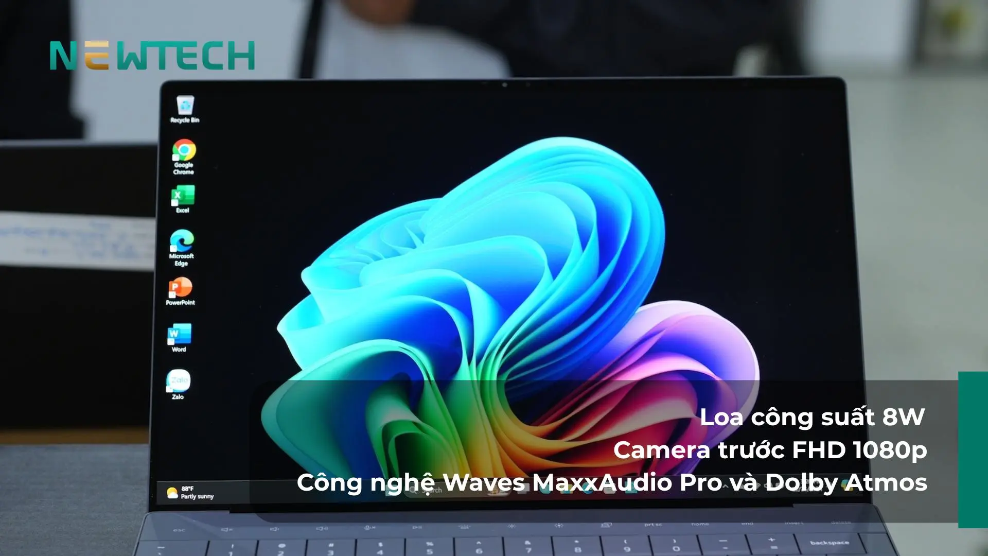 Camera FHD và loa lớn hỗ trợ họp trực tuyến